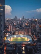 沿着跑道从自家所正在的社区跑进体育场